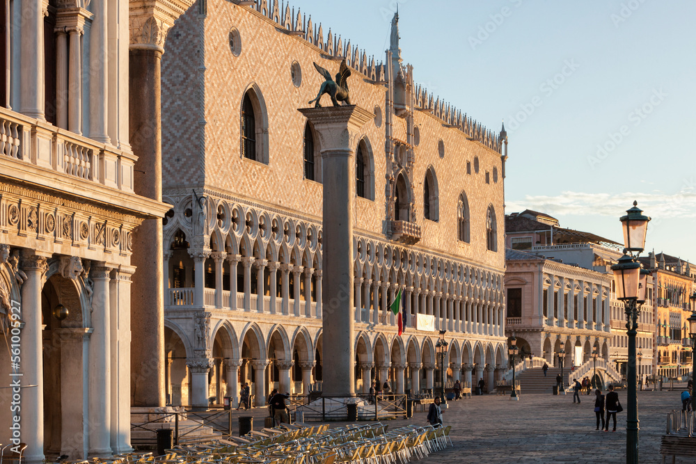 Venezia. Molo di Palazzo Ducale  con colonna di Marco verso Riva degli schiavoni