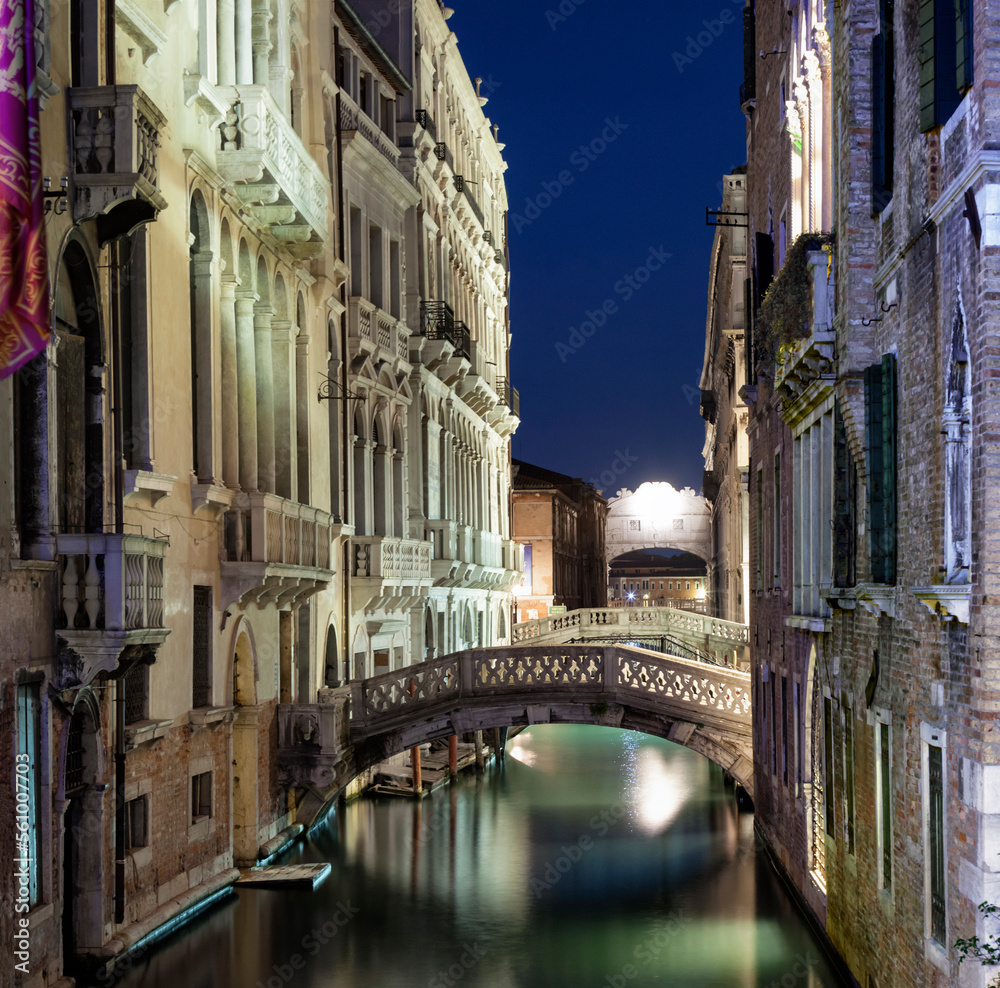 Venezia. Rio di Palazzo verso Ponte dei Sospiri con Palazzi