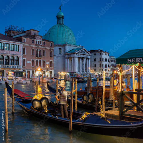 Venezia, Santa Croce. Chiesa di San Simeon Piccolo con gondole in sosta davanti alla stazione ferroviaria.
 photo