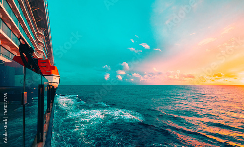 Schiff auf hoher See in den Sonnenuntergang © tom-pic-art