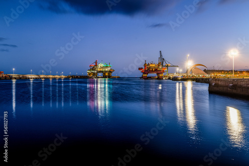 Ölbohranlagen für der Küste Teneriffa - Oil rigs for the coast of Tenerife © tom-pic-art