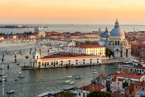 Venezia. Punta della Dogana con La Salute verso la basilica del Redentore © Guido