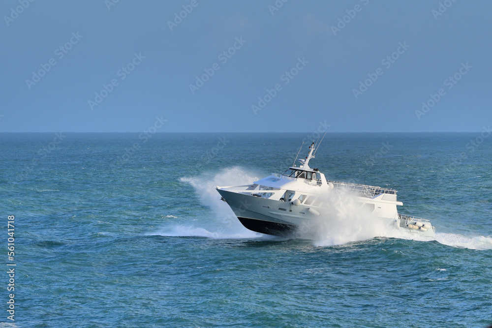 Naklejka premium Vedette des îles dans les vagues en Bretagne - France