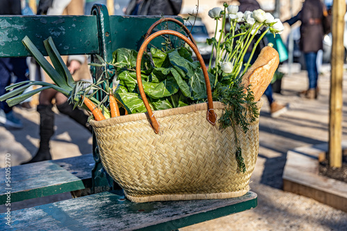 Un panier du marché provençal local en hiver avec des produits de saison. photo