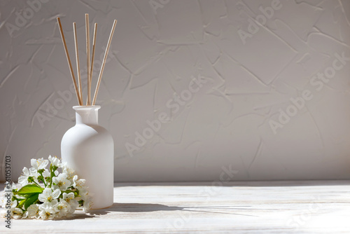 Obraz na płótnie Aromatic reed diffuser and flowers