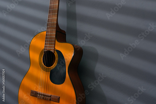 Guitarra española o criolla sobre sobre fondo gris. Sensación positiva, musical y alegre. photo