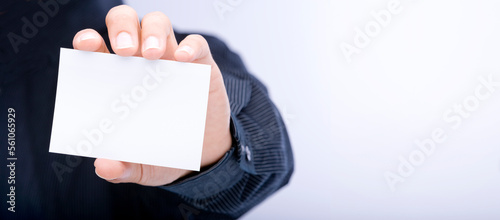 Weiße Karteikarte in der Hand eines Geschäftsmannes