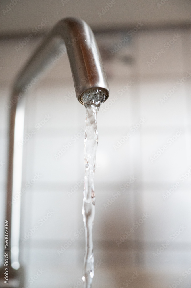 Fließend Wasser aus dem Wasserhahn Fließend Wasser aus dem Wasserhahn