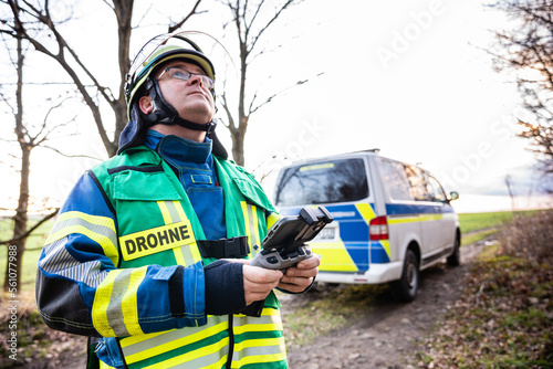Drohnenpilot von Feuerwehr im Einsatz