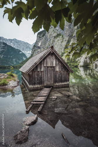 Bootshaus mit Steg an Obersee im Nationalpark Berchtesgaden. © hannesheigl