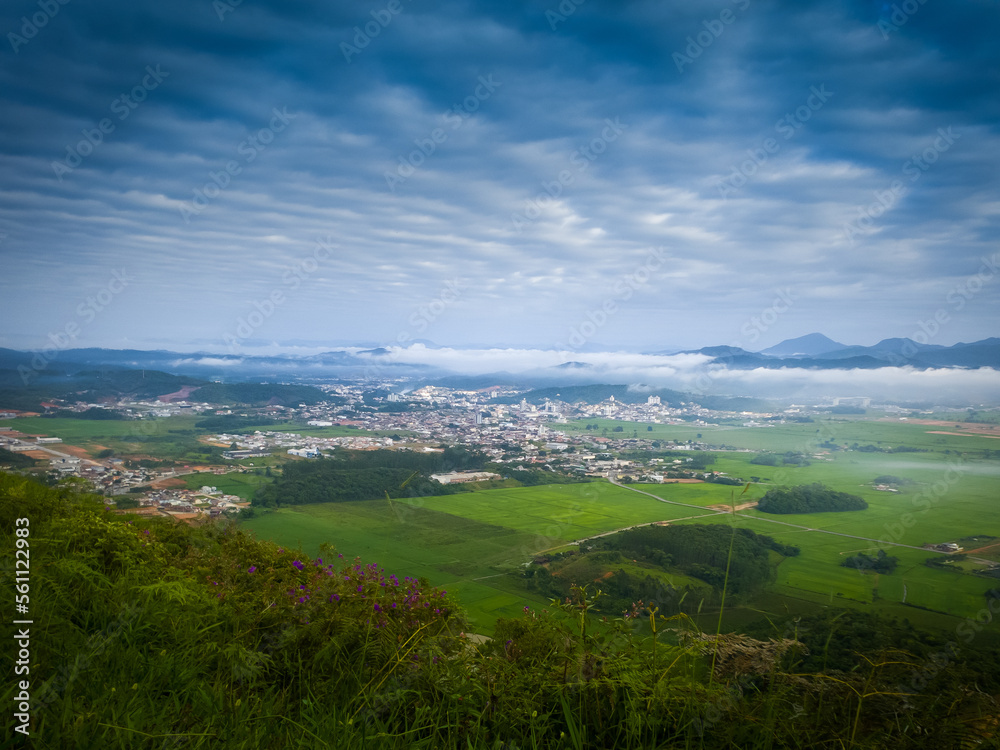 Morro da antena, Gaspar, Santa Catarina, SC, nascer do sol, sol entre nuvens, neblina no morro, vista da cidade, panorama