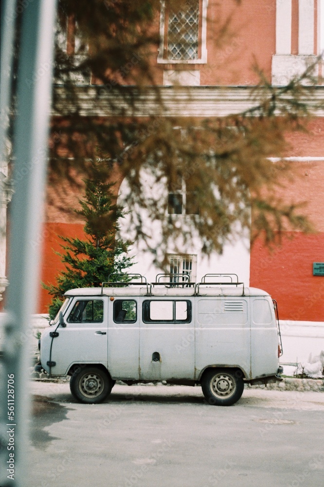 Obraz premium Old car on the road