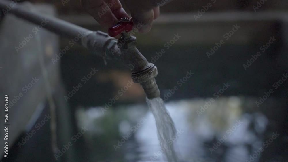 Abriendo grifo llave de agua