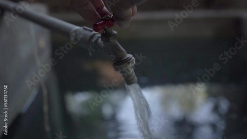 Abriendo grifo llave de agua