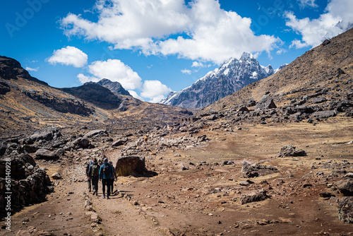 Caminata en Cusco por la Cordillera de los Andes, al fondo se ve el Ausangate