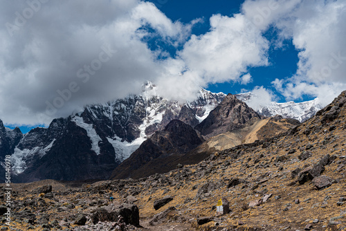 Nevado del Ausangate en la cordillera de los Andes en Cusco, Perú. Este nevado acompaña al caminante durante el tour de siete (7) lagunas.