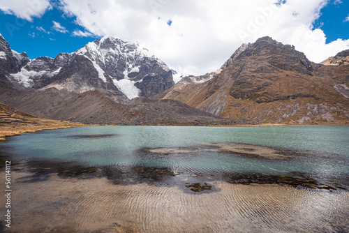 Laguna turquesa del tour de 7 lagunas de colores en Quispicanchi en Cusco, Perú con el nevado Ausangate. Turquoise lagoon of the tour of 7 colored lagoons at Cusco.