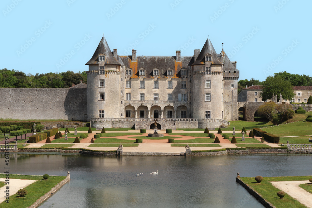 Charente-Maritime - Saint-Porchaire - Chateau de la Roche-Courbon sous un ciel bleu