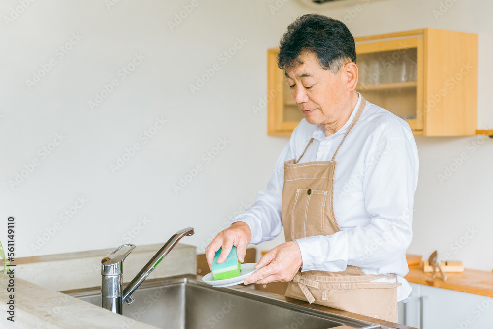 お皿洗い・食器洗いをするアジア人の高齢者男性(疲労)
お皿洗い・食器洗いをするアジア人の高齢者男性(疲労)