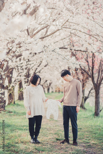 桜と赤ちゃんを待つ夫婦  © Kobayanski