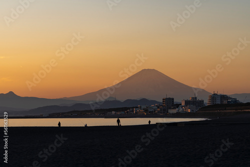 神奈川県茅ヶ崎の海岸から望む夕暮れ時の富士山