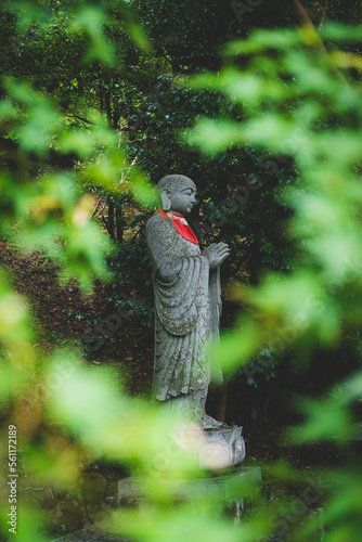 緑の葉とお地蔵