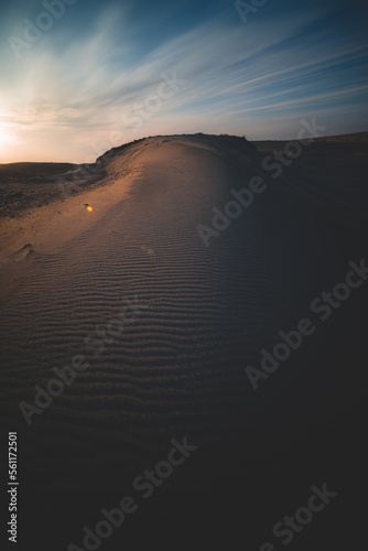 夕日の光に照らされた砂丘