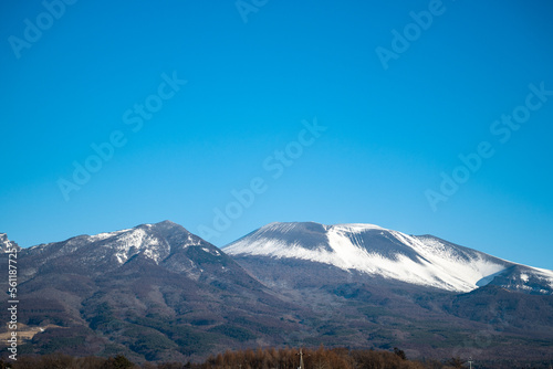 佐久市から冠雪の浅間山 © NiD