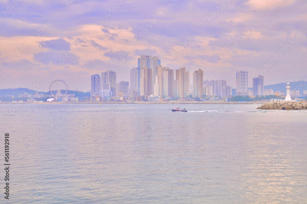 Obraz premium 바다와 도시