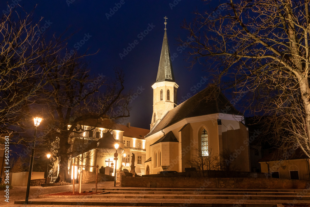 Fototapeta premium Kirche in Gumpoldskirchen in der Abenddämmerung wunderbar beleuchtet