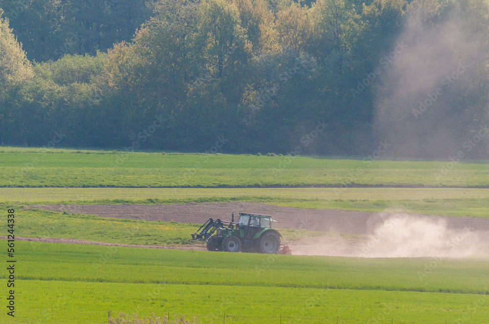 Fototapeta premium Traktor in der Eifel