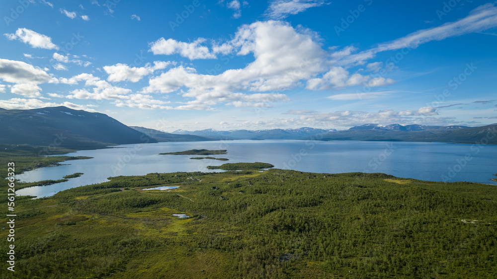 Fototapeta premium See Torneträsk, Schwedisch Lappland nahe Abisko mit Berg Nuolja