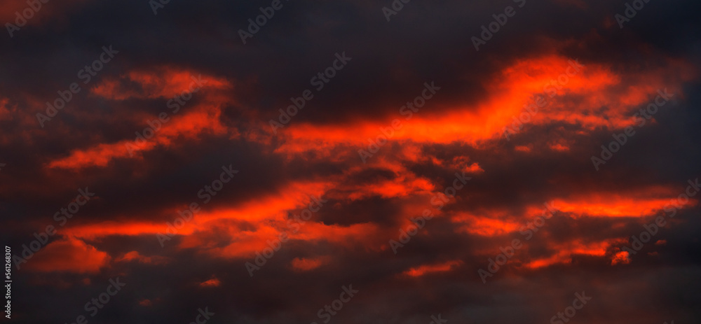 Dramatischer Wolkenhimmel  mit Morgenrot 