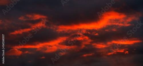 Dramatischer Wolkenhimmel  mit Morgenrot  © sida