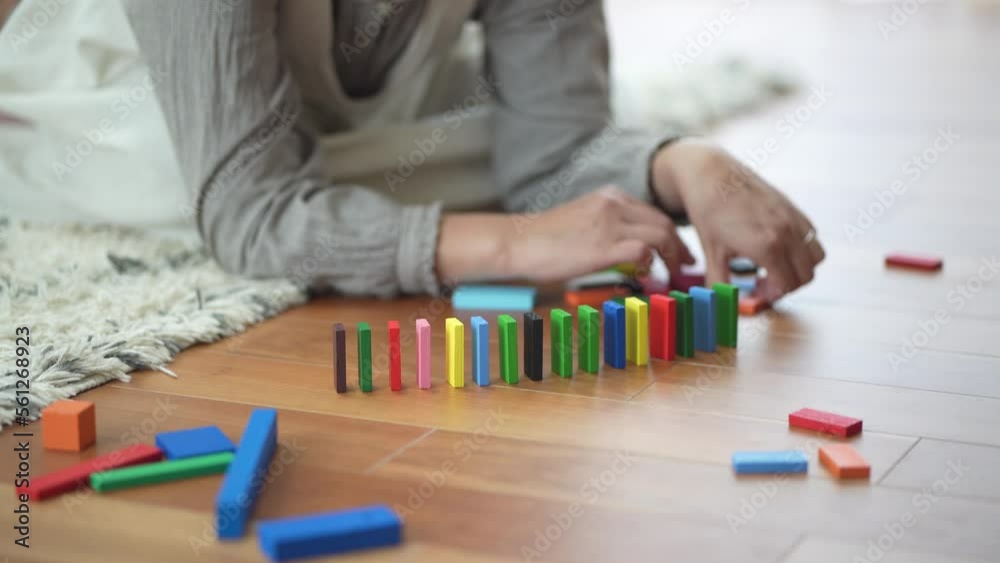 ドミノ倒しで遊ぶ親子 ドミノ倒しで遊ぶ親子