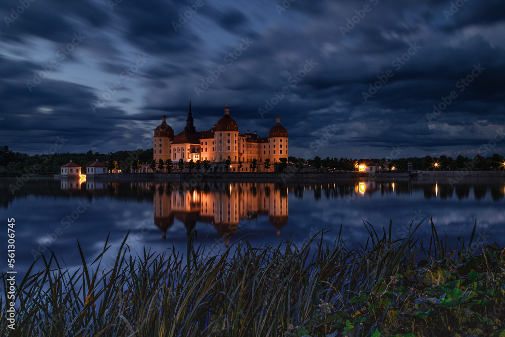 Fototapeta premium Dramatisch am Schloss Moritzburg