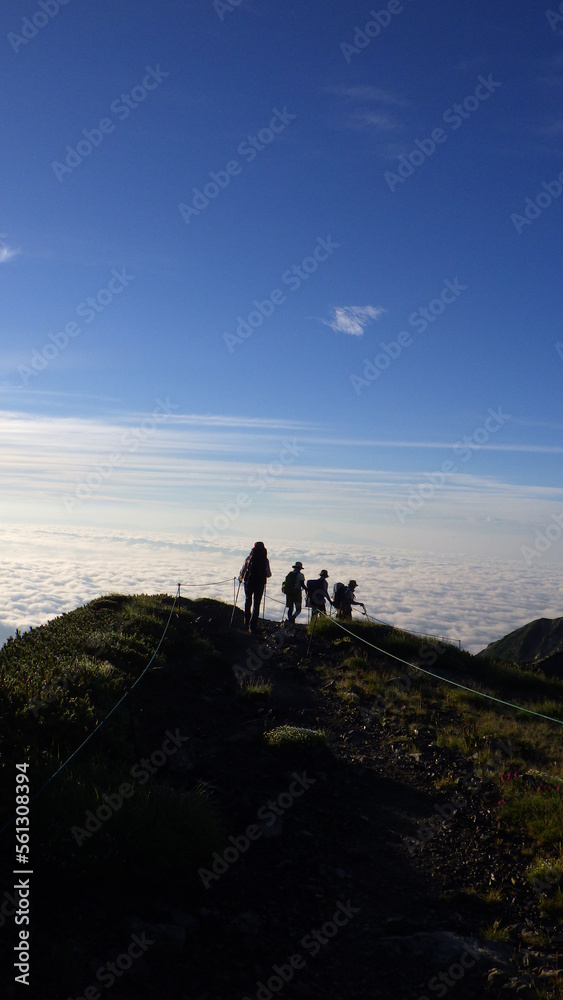 雲海を眺め歩く登山
