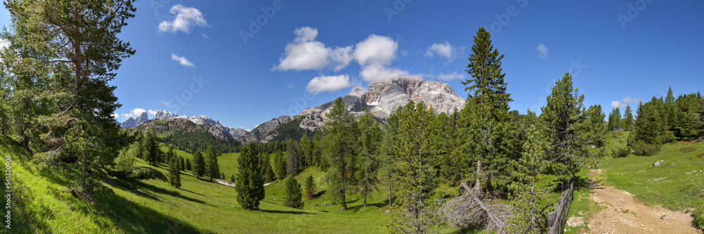 Dolomiten Panorama mit Berg Hohe Gaisl in Südtirol Dolomiten Panorama mit Berg Hohe Gaisl in Südtirol