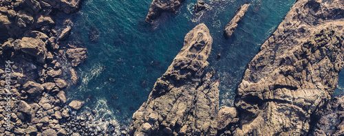 Vászonkép Ocean meets jagged cliff
