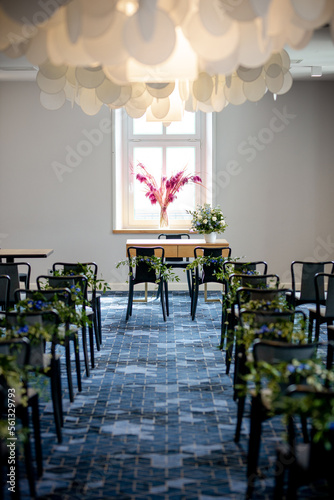 Obraz na płótnie Wedding ceremony flowers decorations bride groom get married in hall civil marriage chairs preparations w salonie