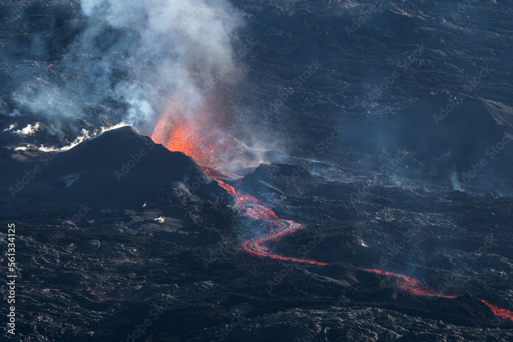 Erupting volcano close up (Reunion Island) - obrazy, fototapety, plakaty 