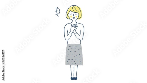 手を叩いて喜ぶ女性