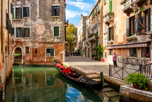 Fototapeta Naklejka Na Ścianę i Meble -  Gondola on Venice canal and medieval architecture, Italy