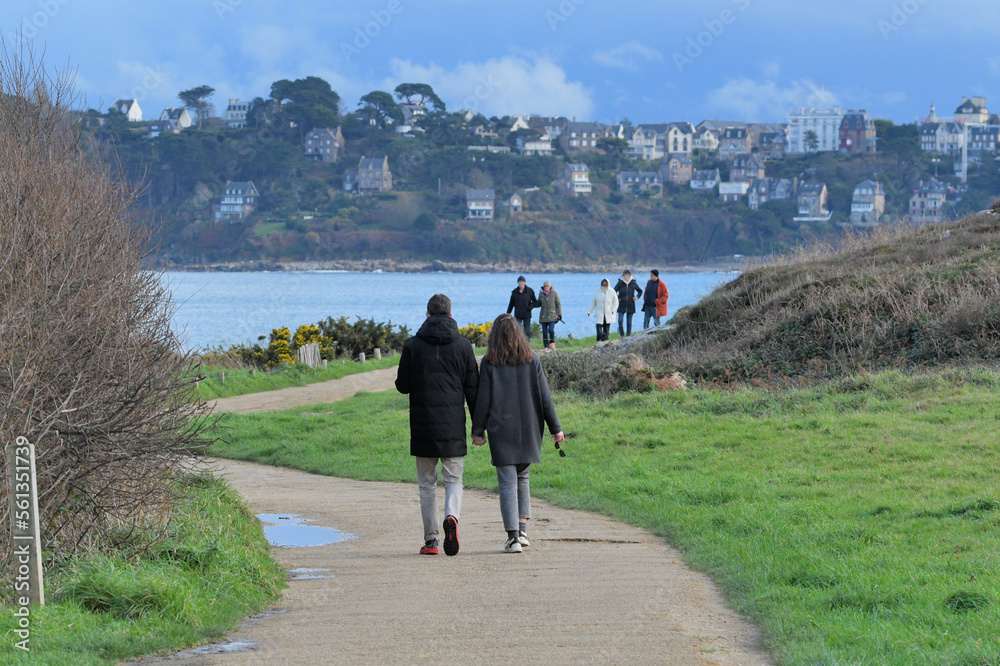 Un couple qui marche sur le sentier GR34 de la côte de granit rose en ...