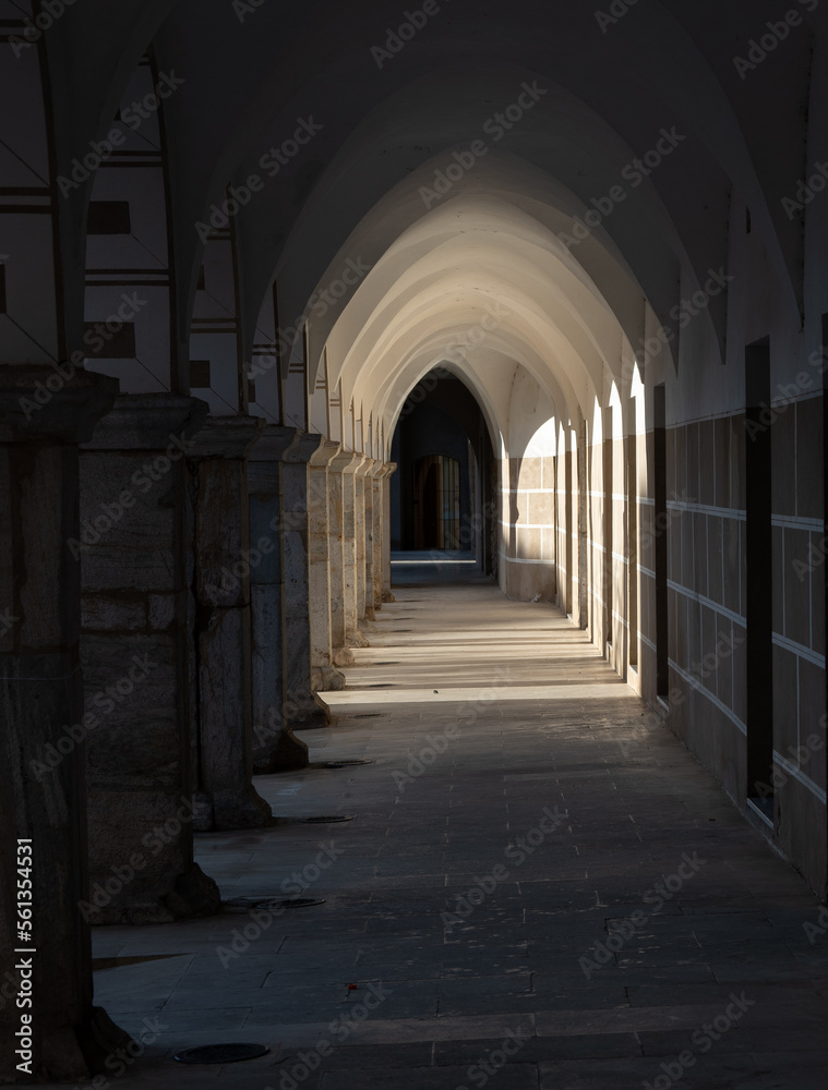 A hallway filled with arches