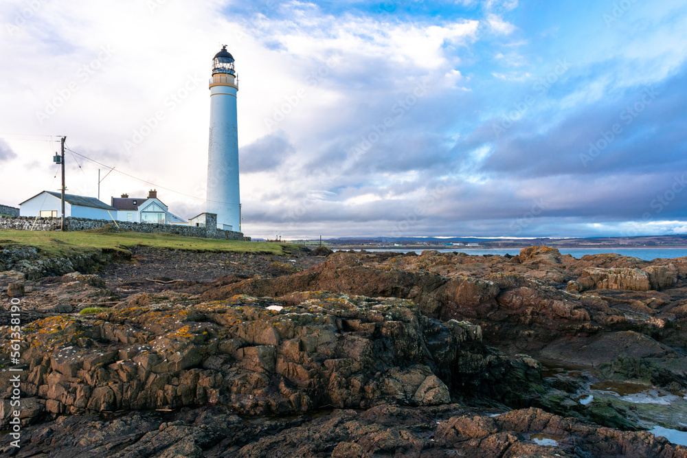 Obraz premium Lighthouse on the coast of the North Sea in Scotland against a dramatic sky