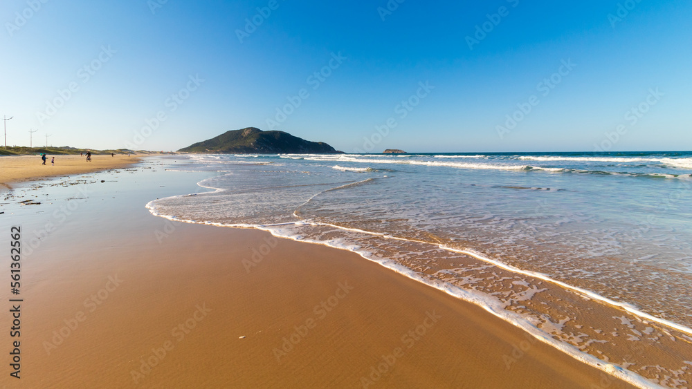 Onda suave quebrando na areia da praia brasil santa Catarina florianopolis praia do santinho