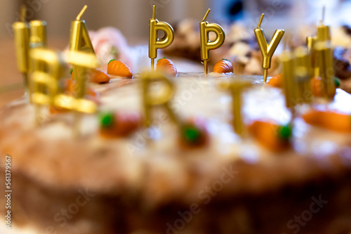 Fotografie Happy Birthday Kerzen auf Geburtstags Kuchen