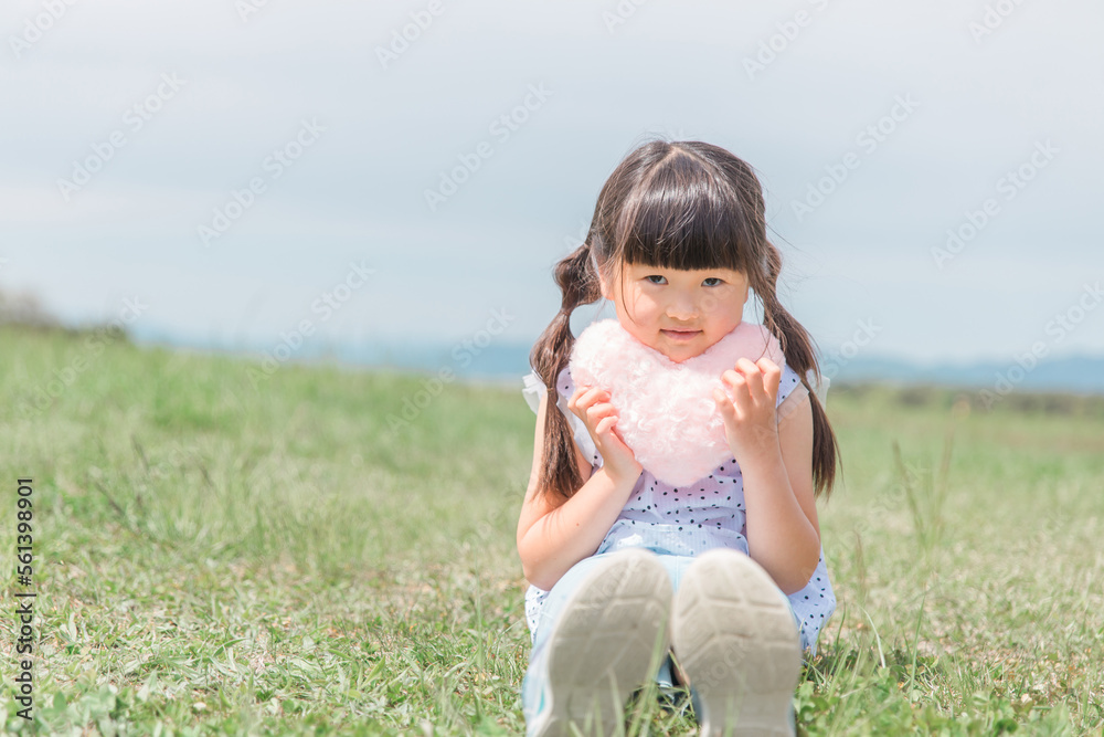 Fototapeta premium ハートを持つ子供（女の子・幼児・園児）