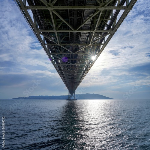 青空バックに見上げる明石海峡大橋と光条のコラボ情景＠神戸、兵庫
